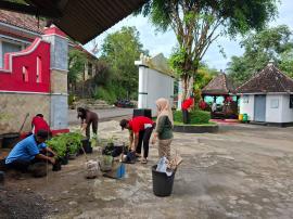 Jumat Bersih, Lurah dan Pamong Sidoharjo Wujudkan Lingkungan Balai Kalurahan yang Asri